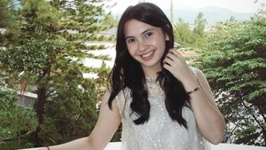 Ekspresi Richelle terlihat lega saat menyampaikan bagaimana Aliando menenangkan ibundanya dengan sikap profesional. Foto: Instagram Richelle Skornicki