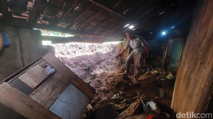 13 Rumah Rusak Diterjang Banjir di Bandung Barat, Tembok Jebol