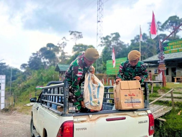 Satgas Pamtas menyita ratusan botol miras Malaysia yang hendak diselundupkan ke Indonesia.