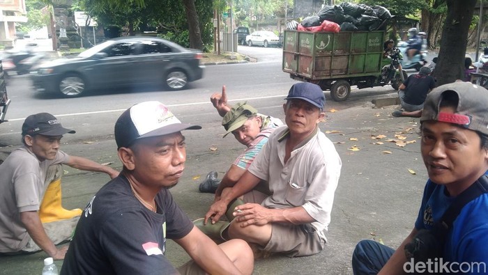 Nelangsa Sopir Moci Pengangkut Sampah Jelang Penutupan TPA Suwung