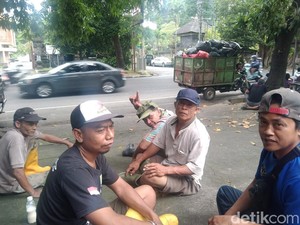 Nelangsa Sopir Moci Pengangkut Sampah Jelang Penutupan TPA Suwung
