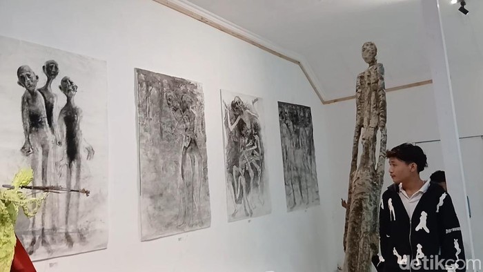 Cara Unik Seniman Blora Melukis Pakai Bahan Bangunan