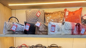 Prada hingga Louis Vuitton Rp 5,5 Juta di Bazaar Tas Branded Grand Indonesia