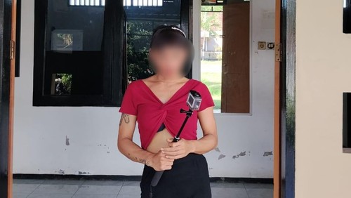 Seorang waria berinisial JW alias Lina ditangkap polisi lantaran mencuri kamera temannya di wilayah Cakranegara, Kota Mataram, NTB. (Foto: Dok Polsek Sandubaya)