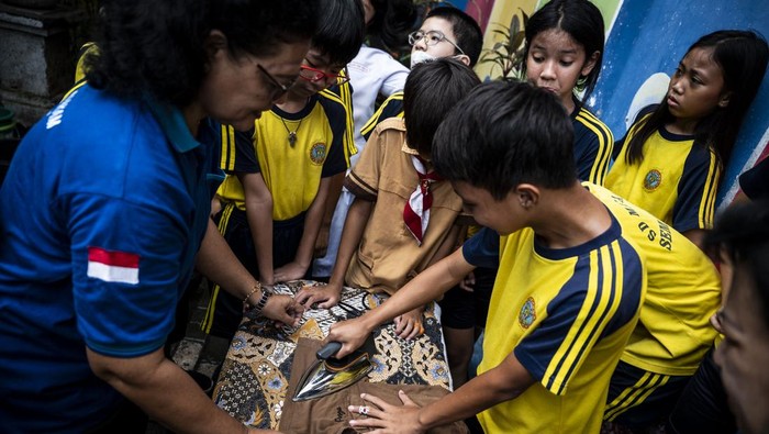 Sejumlah pelajar mencuci baju saat mengikuti Festival Mencuci Baju di kompleks SD Mataram, Semarang, Jawa Tengah, Jumat (12/12/2025). Festival Mencuci Baju yang diikuti para siswa sekolah dasar itu merupakan bentuk inisiatif pembentukan karakter yang mendorong kemandirian dan kedisiplinan generasi muda sekaligus mendukung penanaman nilai tanggung jawab dan kerja nyata di kalangan siswa. ANTARA FOTO/Aprillio Akbar/nym.