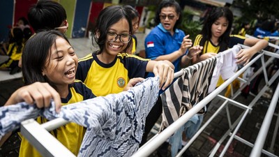 Serunya Festival Mencuci Baju, Siswa SD Dilatih Mandiri dan Disiplin