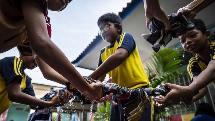 Sejumlah pelajar mencuci baju saat mengikuti Festival Mencuci Baju di kompleks SD Mataram, Semarang, Jawa Tengah, Jumat (12/12/2025). Festival Mencuci Baju yang diikuti para siswa sekolah dasar itu merupakan bentuk inisiatif pembentukan karakter yang mendorong kemandirian dan kedisiplinan generasi muda sekaligus mendukung penanaman nilai tanggung jawab dan kerja nyata di kalangan siswa. ANTARA FOTO/Aprillio Akbar/nym.