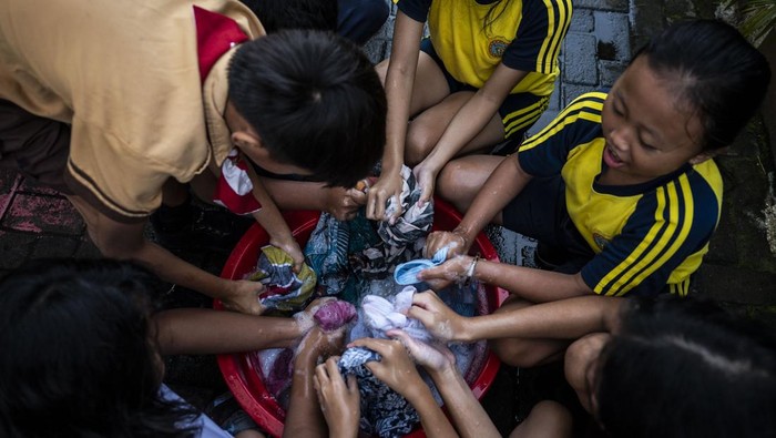 Sejumlah pelajar mencuci baju saat mengikuti Festival Mencuci Baju di kompleks SD Mataram, Semarang, Jawa Tengah, Jumat (12/12/2025). Festival Mencuci Baju yang diikuti para siswa sekolah dasar itu merupakan bentuk inisiatif pembentukan karakter yang mendorong kemandirian dan kedisiplinan generasi muda sekaligus mendukung penanaman nilai tanggung jawab dan kerja nyata di kalangan siswa. ANTARA FOTO/Aprillio Akbar/nym.
