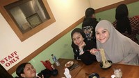 Terlepas dari itu, di media sosialnya artis kelahiran 1987 ini juga suka membagikan momen kulineran. Salah satunya ini ketika ia dan timnya makan bakmi di Bandung. Foto: Instagram @zaskiadyamecca