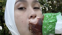 Selain butter beer, pemain film ini juga jajan makanan lain loh. Salah satunya turkey leg atau kaki ayam turki yang jumbo ini. Foto: Instagram @zaskiadyamecca