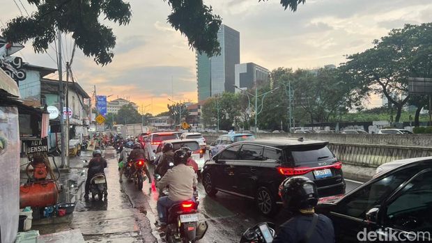Situasi lalin padat di perempatan Jalan Gatsu arah Mampang Prapatan, Jumat (12/12/2025) sore. (Adhfar Aulia/detikcom)