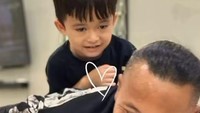 Sule bersyukur anak-anaknya tipe yang bisa dikasih tahu. Mereka akan bilang terima kasih bila diberikan sesuatu, akan minta maaf bila melakukan salah kepada siapapun. Karena saya mengajarkannya begitu. Semua mudah dikasih tahu karena mungkin cara ngasih tahunya cepat masuk sama anak-anak. Foto: Instagram @ferdinan_sule