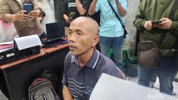 Tampang tersangka pembunuhan pengacara Aris Munadi saat digelandang di Mapolresta Cilacap, Jumat (12/12/2025). Tampang tersangka pembunuhan pengacara Aris Munadi saat digelandang di Mapolresta Cilacap, Jumat (12/12/2025).