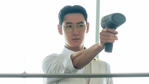 Penampilan Lee Je Hoon sebagai Kim Do Ki yang berubah jadi Lorenzo Kim di Taxi Driver 3. (Foto: dok. SBS)