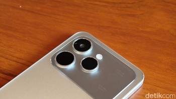 Tecno Spark 40 dibekali kamera utama 50 MP ultra-clear dengan fitur FlashSnap berbasis AI. Fitur ini mampu menangkap momen secara otomatis dan presisi, terutama di kondisi terang seperti di bawah sinar matahari. Saat FlashSnap aktif, ikon khusus akan muncul di pojok bawah layar. Foto: Adi Fida Rahman/detikINET