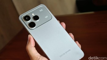 Tampilan belakang Tecno Spark 40 mengingatkan kita pada iPhone 17 Pro Max. Foto: Adi Fida Rahman/detikINET