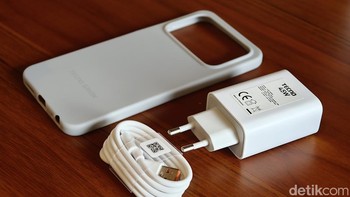 Aksesori yang disertakan dalam paket penjualan. Foto: Adi Fida Rahman/detikINET