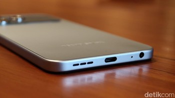 Bagian bawah terdapat speaker, USB-C dan port jack audio 3,5mm. Foto: Adi Fida Rahman/detikINET
