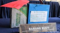 Polisi mengungkap temuan awal bahwa api diduga berasal dari baterai berkapasitas 30.000 mAh yang jatuh dari tumpukan dan memicu percikan.