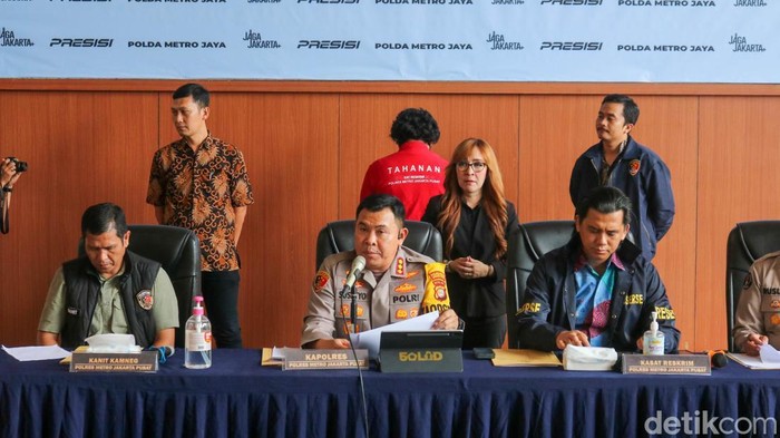 Polres Metro Jakarta Pusat menggelar konferensi pers pada Jumat (12/12/2025) untuk memaparkan perkembangan penyelidikan kebakaran di kantor Terra Drone.