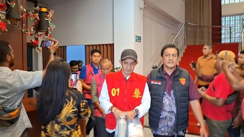 Tersangka korupsi pembelian MTN Bank NTT digiring dari Kejati NTT ke mobil tahan menuju Rutan Kelas IIB Kupang, NTT, Jumat (12/12/2025). (Yufengki Bria/detikBali)