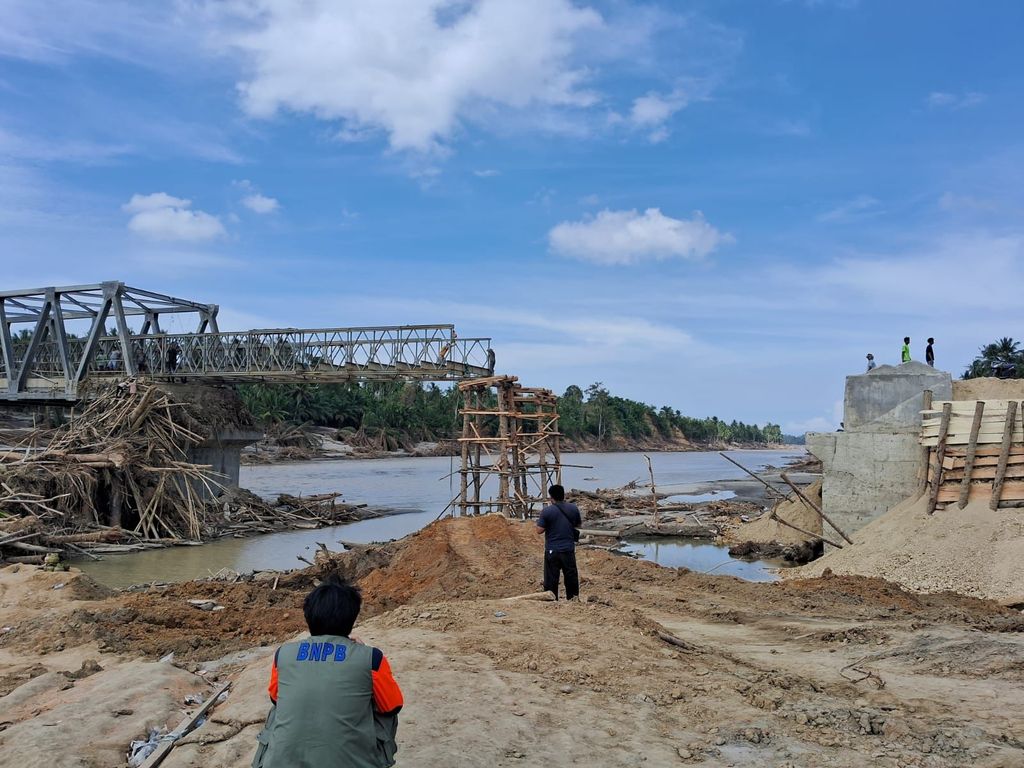 Tim BNPB tengah meninjau salah satu lokasi pemasangan jembatan bailey di Kabupaten Bieruen, pada Kamis (11/12/2025). (Dok. BNPB)