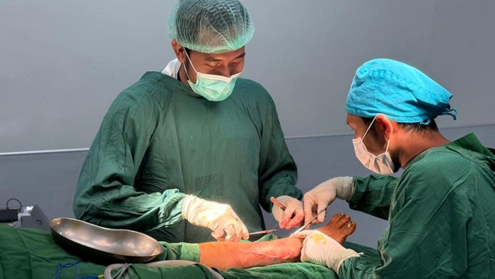 Tim Dokter Surabaya Buka Posko-Lakukan Operasi di RSUD Aceh Tamiang