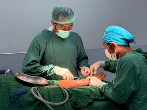 Tim Dokter Surabaya Buka Posko-Lakukan Operasi di RSUD Aceh Tamiang
