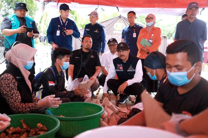 Tinjau Dapur Umum di Aceh Tamiang, Gus Ipul Beri Semangat Para Relawan