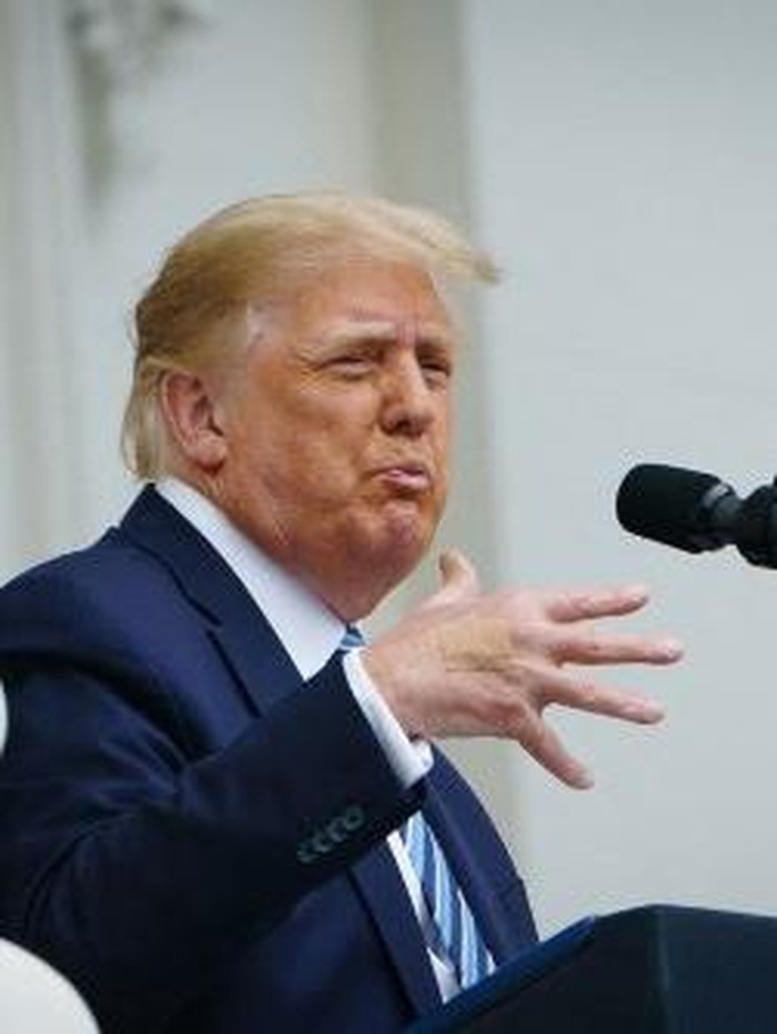 Bandages are seen on the back of his hand as US President Donald Trump speaks from the South Portico of the White House in Washington, DC during a rally on October 10, 2020. Trump spoke publicly for the first time since testing positive for Covid-19, as he prepares a rapid return to the campaign trail just three weeks before the election. (Photo by MANDEL NGAN / AFP)