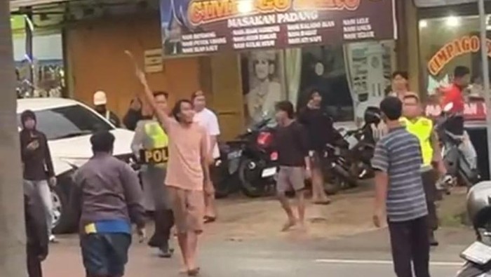 Viral ODGJ Ngamuk Bawa Celurit di Jalan Bawen, Begini Endingnya