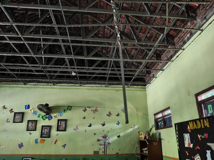 Plafon SDN 01 Jatingaleh Semarang Ambrol Timpa 5 Siwa