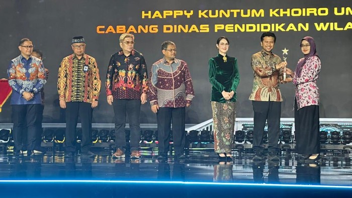 Wagub Emil Beri Penghargaan Tenaga Akademis Berprestasi di Jatim