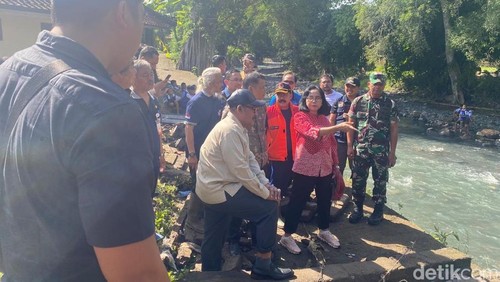 Wakil Bupati Karangasem bersama Komisi X DPR RI dan BPBD Karangasem mengunjungi SMPN 3 Manggis yang terdampak banjir, Jumat (12/12/2025). (Foto: I Wayan Selamat Juniasa/detikBali)