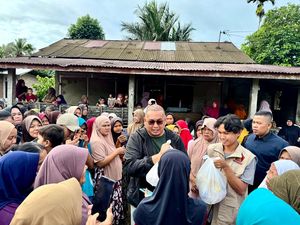 Andre Rosiade Serahkan Ratusan Sembako di Kampung Jambak Koto Tangah