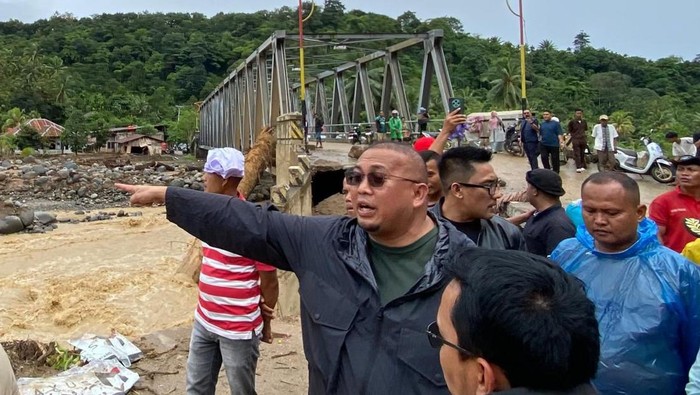 Andre Rosiade Pastikan APBN untuk Pemulihan Jalan-Jembatan Batu Busuk Pauh Padang
