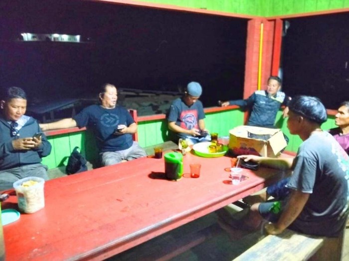 Warga berkumpul di Kantor Camat Lumbis Nunukan demi menikmati akses internet.