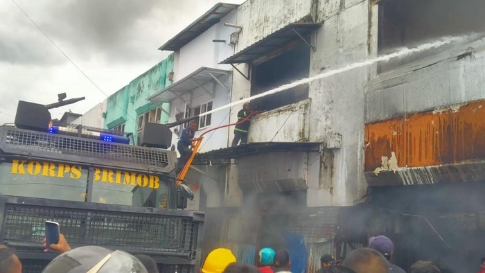 Kebakaran Hebat Landa Pasar Batu Merah Ambon, 8 Ruko Hangus