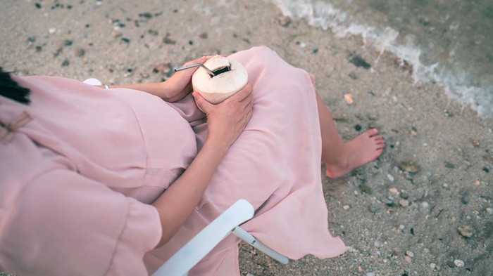 Bumil Rutin Minum Air Kelapa Muda, Kulit Bayi Lebih Glowing? Ini Faktanya