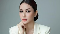 Ade Tya terkejut dilabrak Dearly Djoshua saat sedang chatting-an dengan Ari Lasso. Dia marah-marah dengan nada tinggi, umpatan, ada ancaman. Buat saya sih cukup serius, karena membawa pasal juga. Aku diancam yang pada intinya kamu ngapain WA Mas AL. Aku kan yang di WA dulu. Terus dibilang aku kegatalan, tuturnya. (Foto: dok Instagram adetya_26)