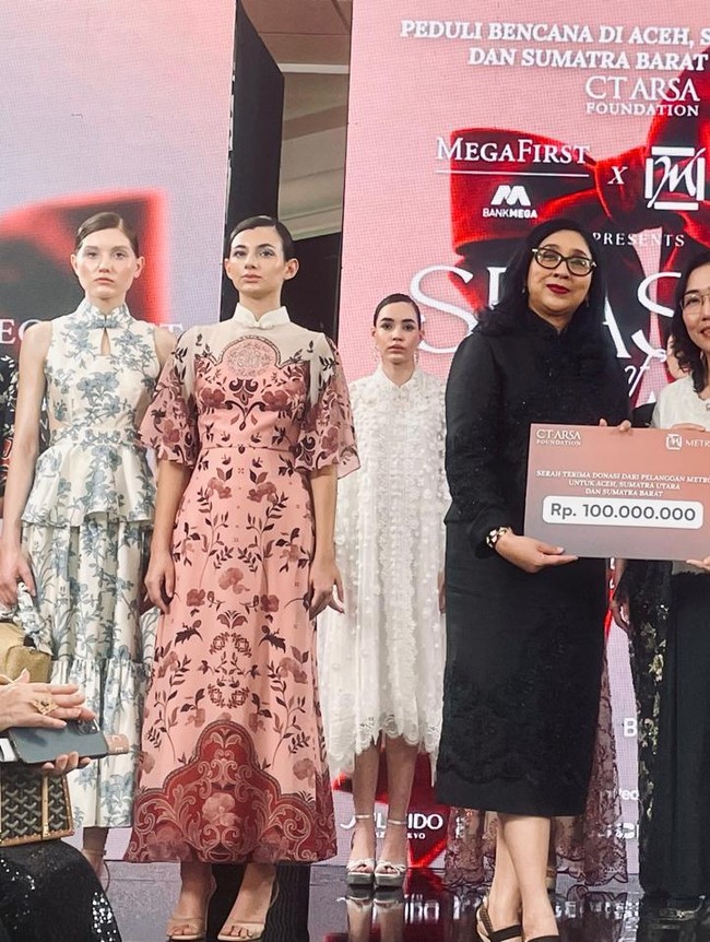 Bank Mega Salurkan Bantuan Kemanusiaan Lewat Lelang Busana