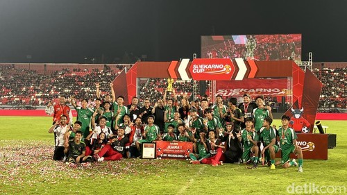 Banteng Jatim juarai Liga Kampung Soekarno Cup 2025 yang digelar di Stadion Kapten I Wayan Dipta, Gianyar, Sabtu (13/12/2025).