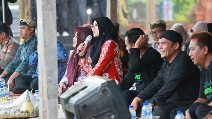 Pegang Sertifikat TORA, Ribuan Warga Banyuwangi Gelar Doa Lintas Agama