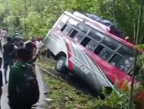 Bus Bawa Rombongan MTQ di Maluku Tergelincir gegara Sopir Kaget di Tikungan