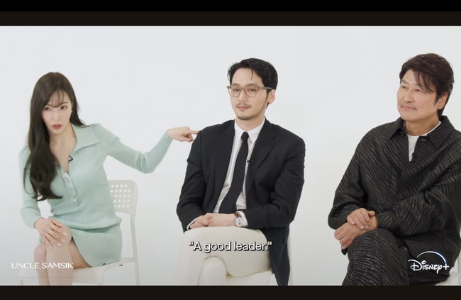 Selama kegiatan promosi drama Korea Uncle Samsik, Tiffany SNSD dan Byun Yo Han kerap berdiri berdampingan bahkan melakukan kontak fisik yang cukup intens. Foto: Instagram