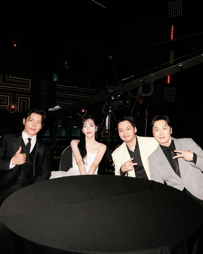 Kini tak sedikit penggemar yang menantikan apakah Tiffany akan menjadi personel pertama SNSD yang menikah. Terlebih ia dan Byun Yo Han terungkap memakai cincin couple di jari manisnya. Foto: Instagram