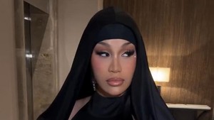 Gaya Cardi B di Arab Saudi. Dia mengenakan dress hitam dengan tudung berwarna senada. (Foto: dok. Instagram @iamcardib)