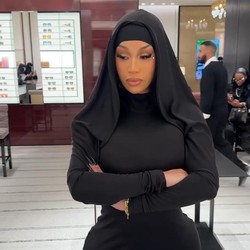 Gaya Cardi B di Arab, Bercanda Ganti Nama Jadi Halal B