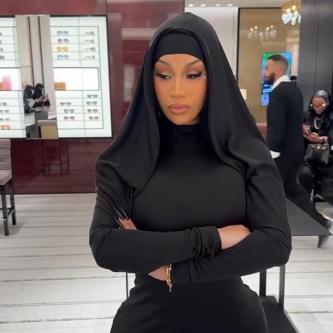 Gaya Cardi B di Arab, Bercanda Ganti Nama Jadi Halal B