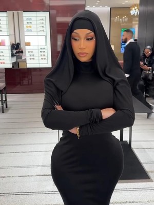 Gaya Cardi B di Arab, Bercanda Ganti Nama Jadi Halal B